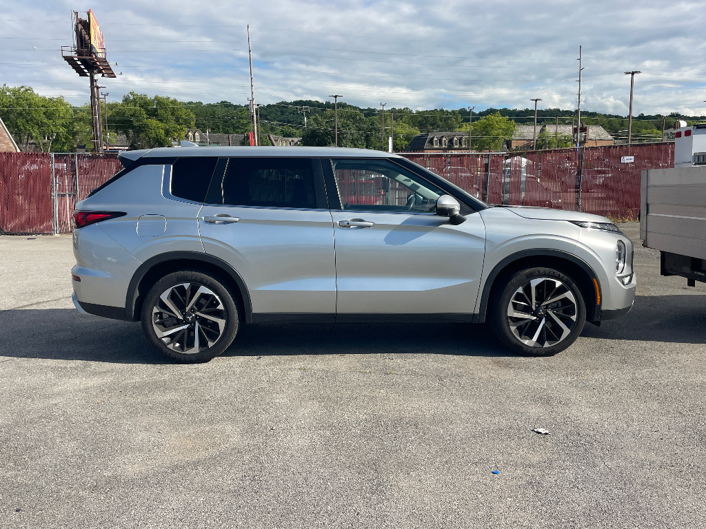2023 Mitsubishi Outlander image 7