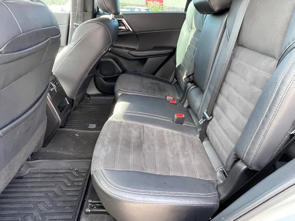 2023 Mitsubishi Outlander image 11