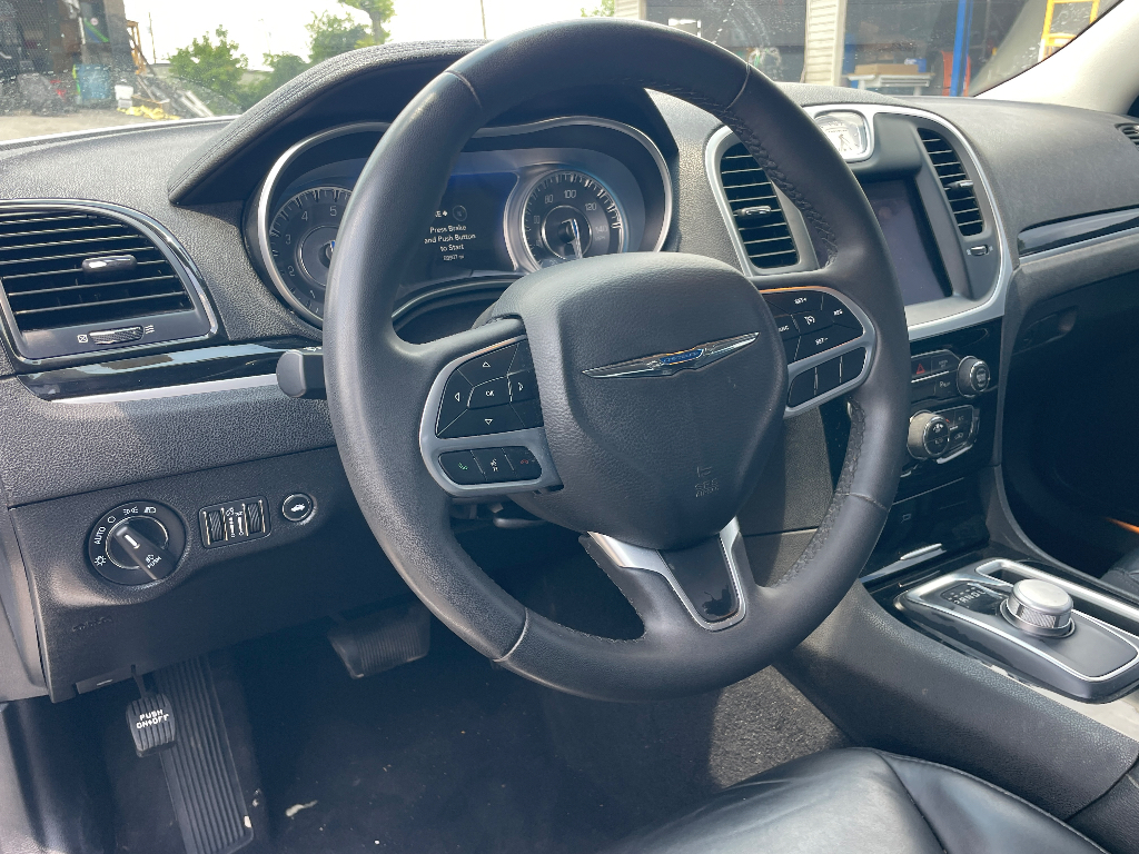 2023 Chrysler 300 image 7