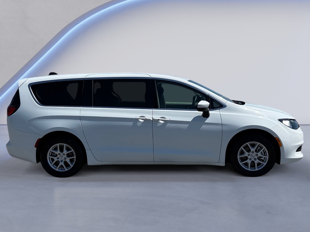 2023 Chrysler Voyager