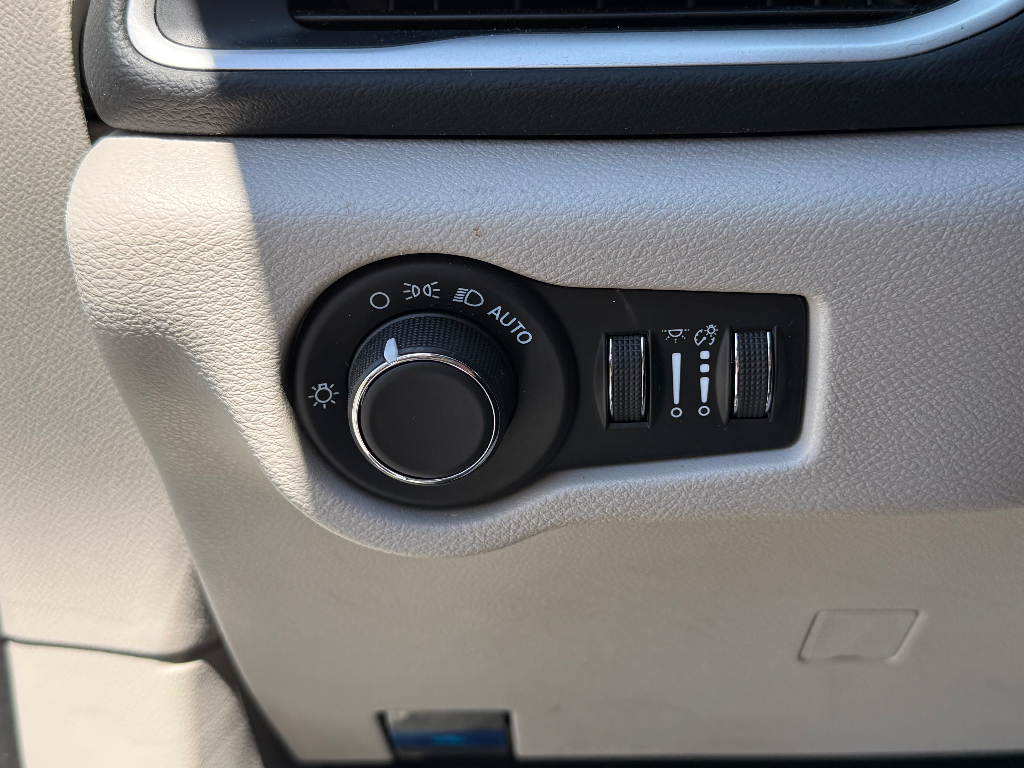 2023 Chrysler Voyager