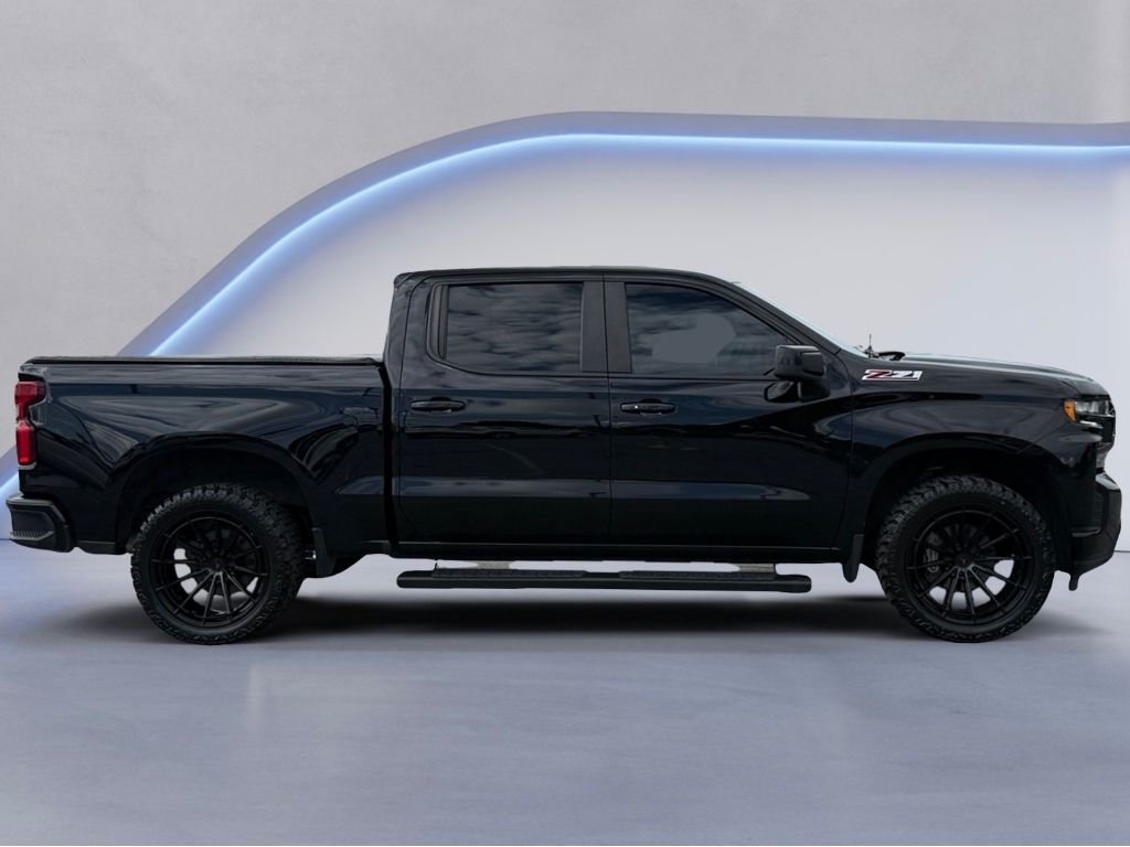 2021 Chevrolet Silverado image 2