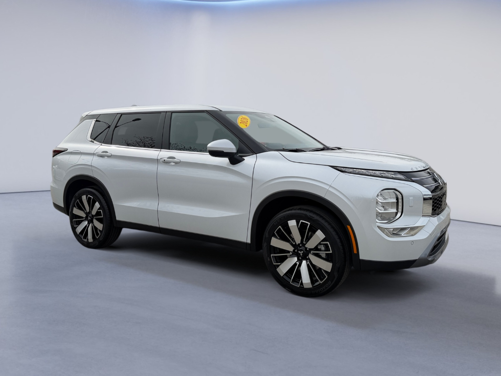 2026 Mitsubishi Outlander image 1
