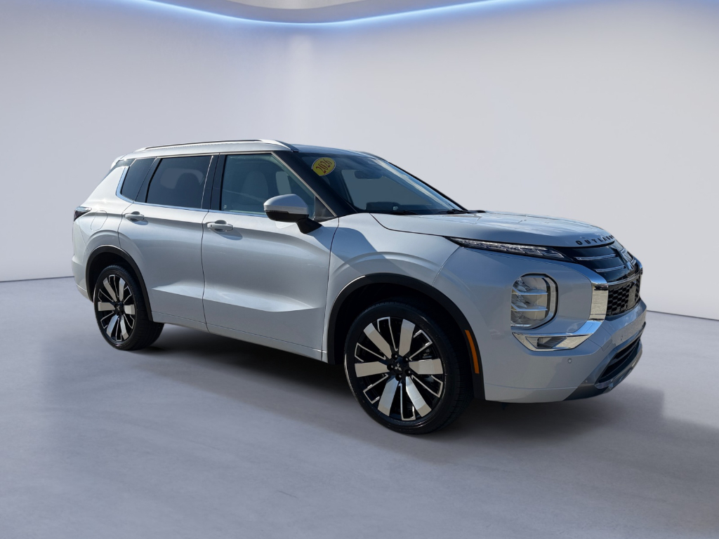 2026 Mitsubishi Outlander image 1