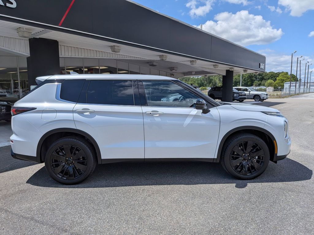 2026 Mitsubishi Outlander LE White Diamond at D&E Mitsubishi