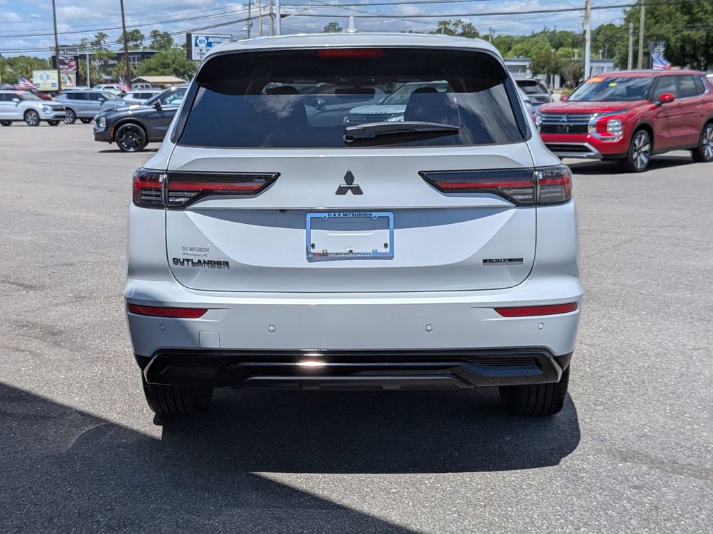 2026 Mitsubishi Outlander LE White Diamond at D&E Mitsubishi