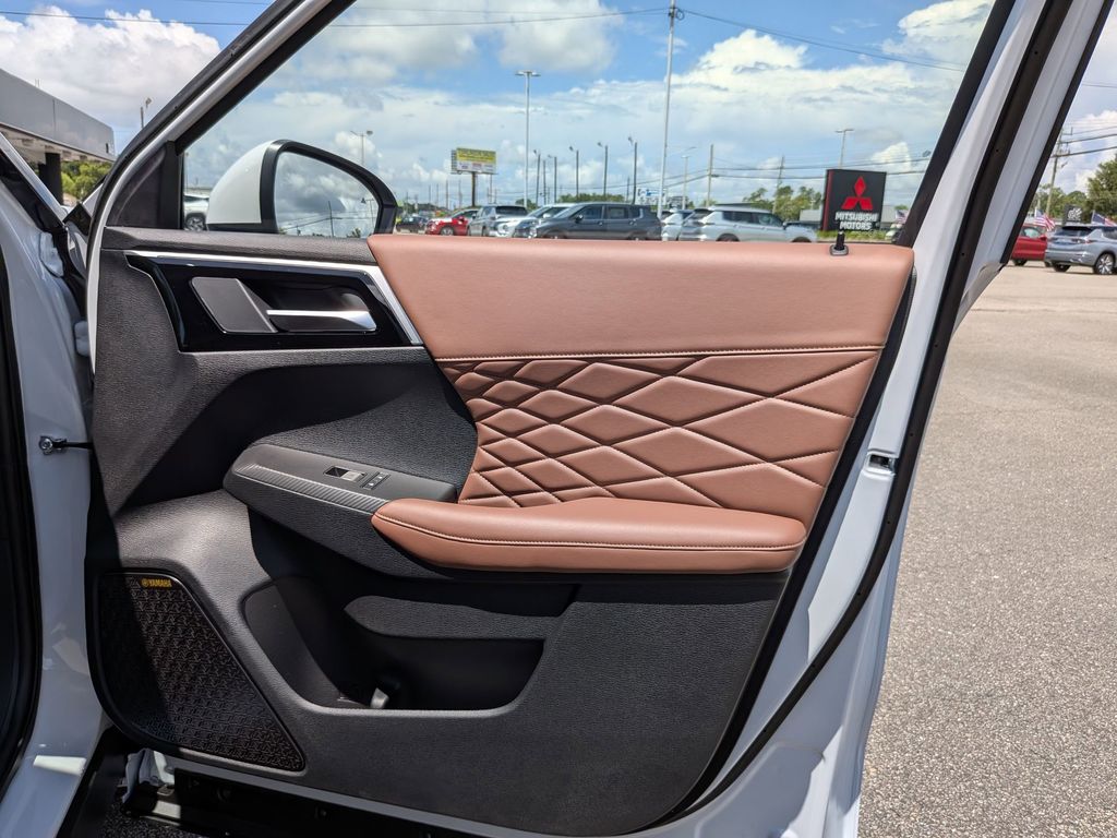 2025 Mitsubishi Outlander SEL White Diamond at D&E Mitsubishi