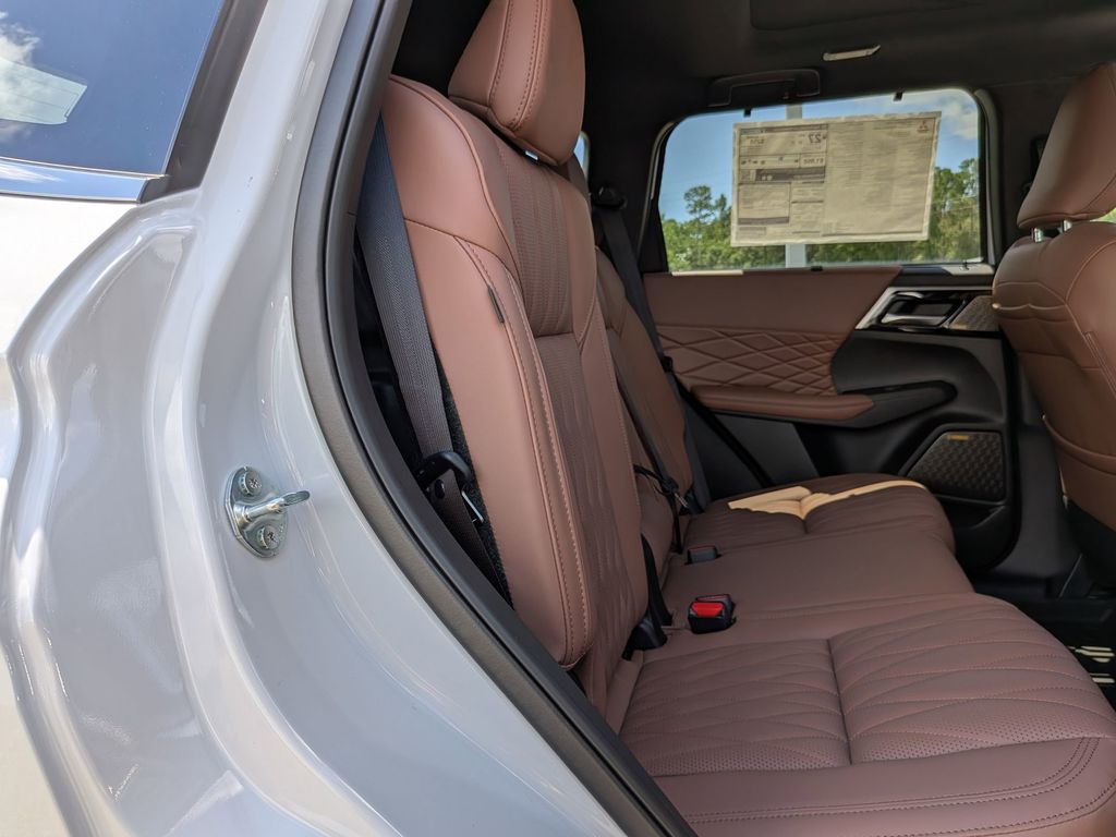 2025 Mitsubishi Outlander SEL White Diamond at D&E Mitsubishi