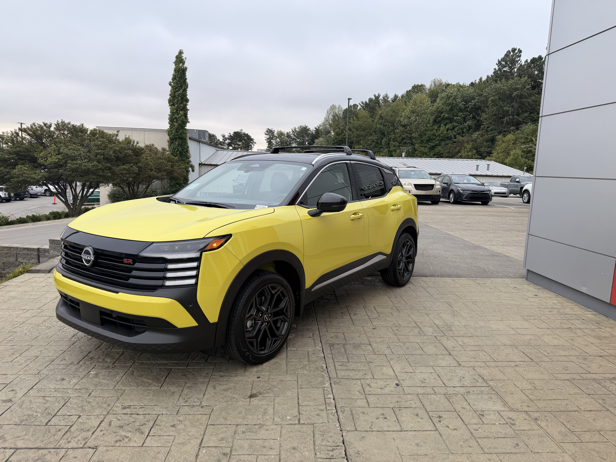 2027 Nissan Kicks SR in Yuzu Yellow Metallic/Super Black