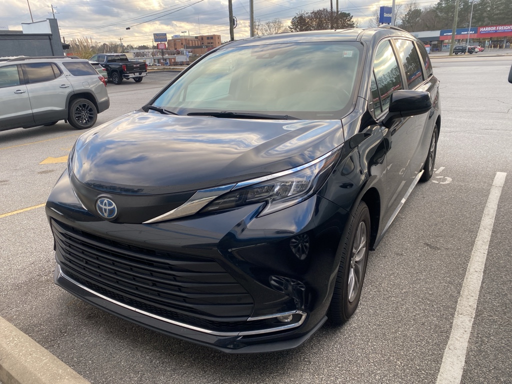 2024 Toyota Sienna XLE's photo