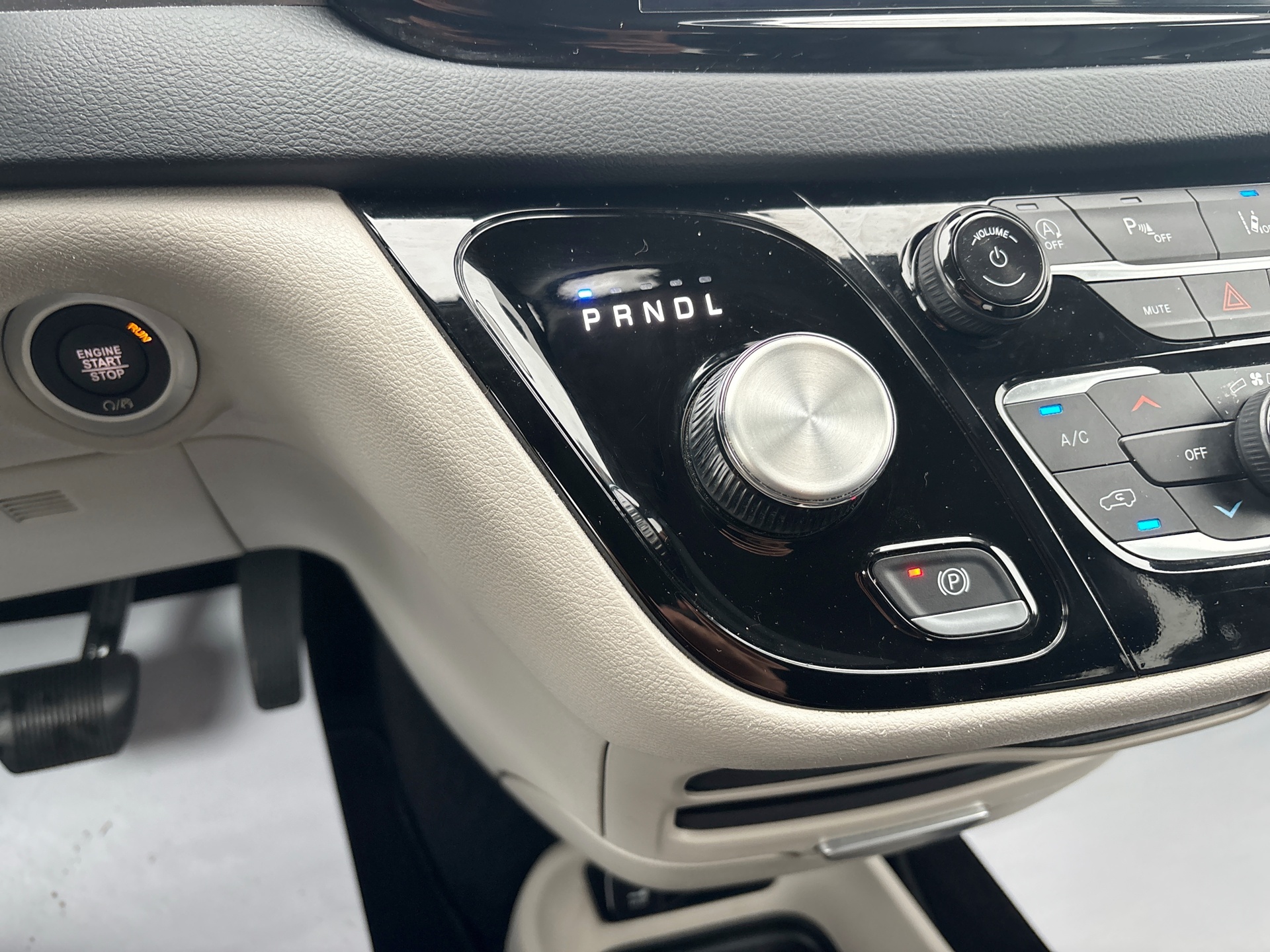Used 2024 Chrysler Pacifica Van