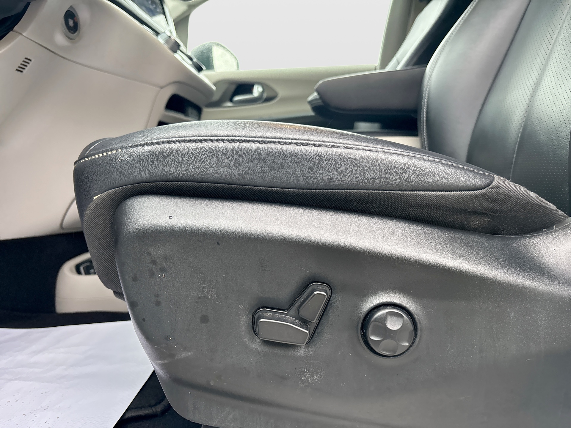 Used 2024 Chrysler Pacifica Van