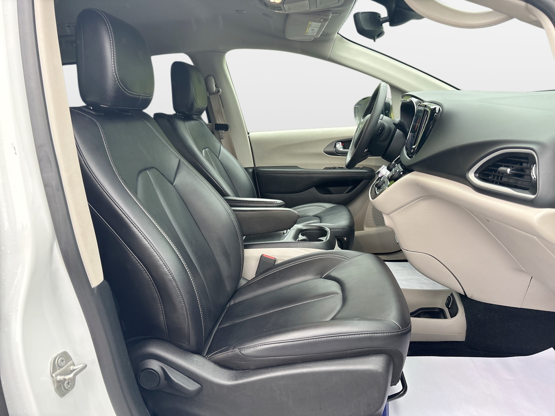 Used 2024 Chrysler Pacifica Van