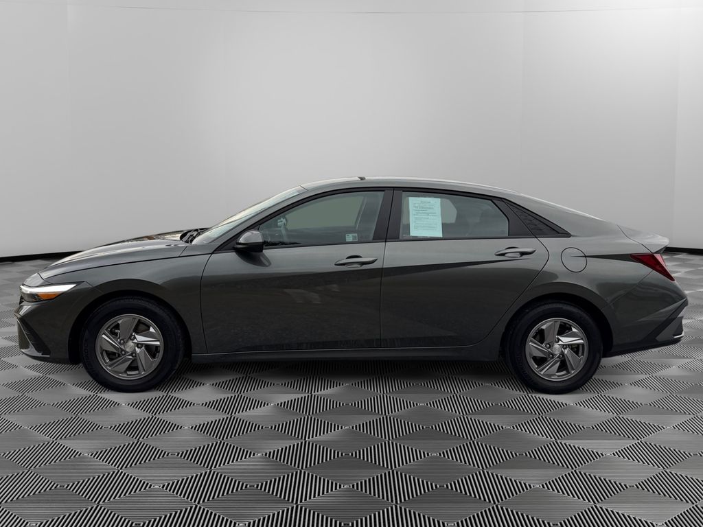 2025 Hyundai Elantra SE photo 4