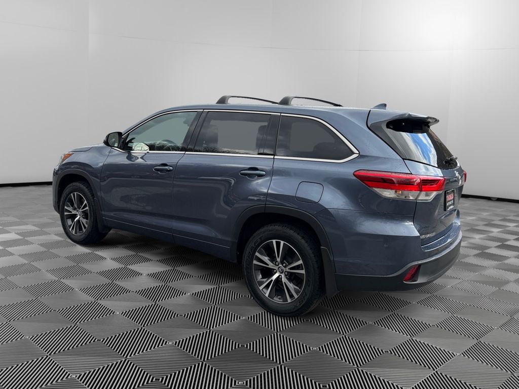 2018 Toyota Highlander LE Plus photo 2