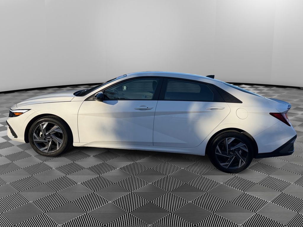 2025 Hyundai Elantra SEL Sport photo 4