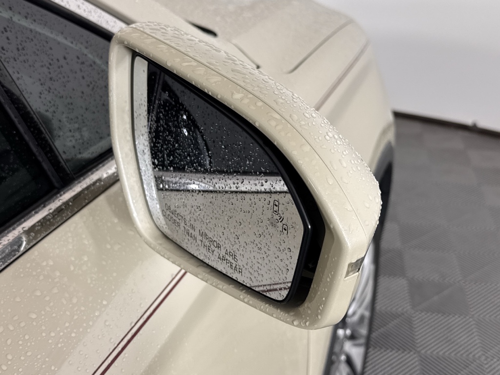 Used 2018 Ivory Pearl Metallic Tri-Coat Lincoln Reserve image 24