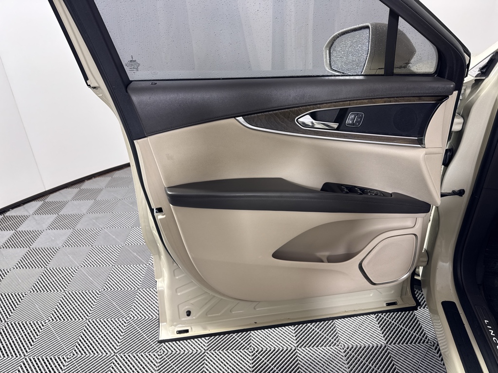 Used 2018 Ivory Pearl Metallic Tri-Coat Lincoln Reserve image 25