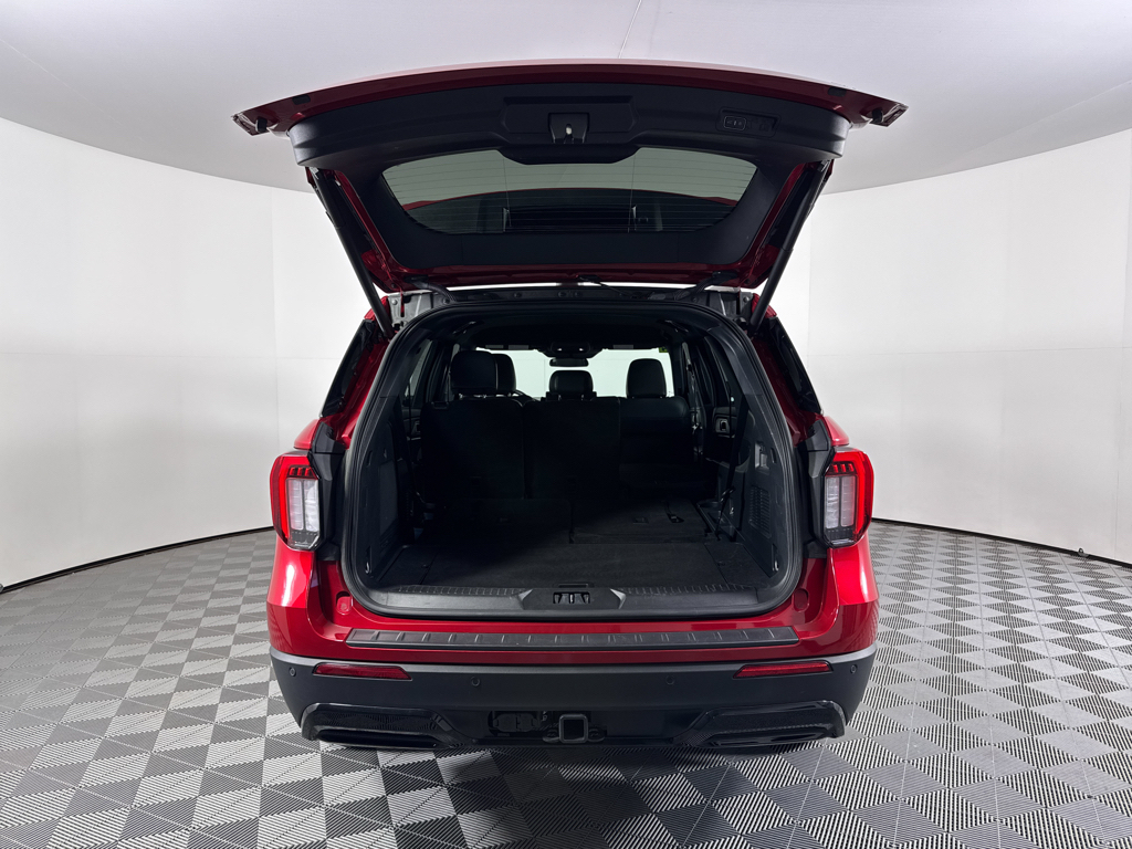 Used 2025 Rapid Red Metallic Tinted Clearcoat Ford ST-Line image 9