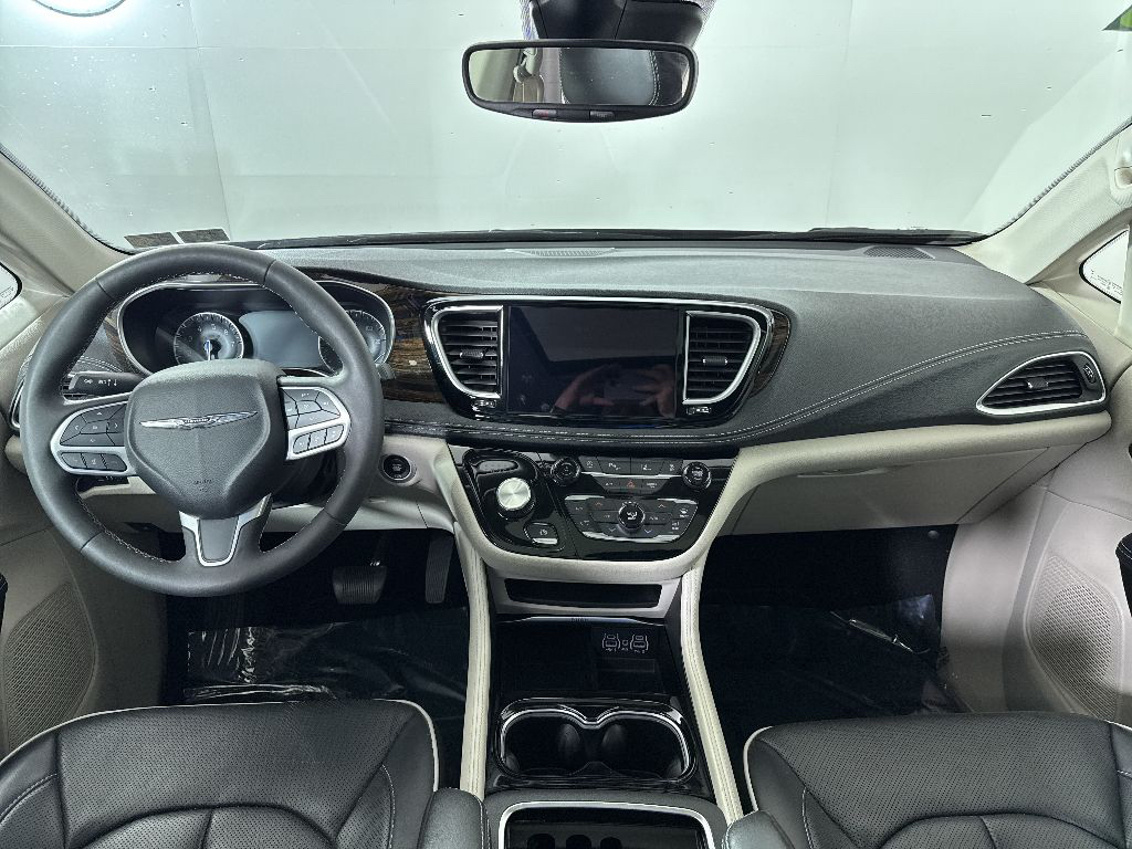 Used 2023 Brilliant Black Crystal Pearlcoat Chrysler Limited image 4