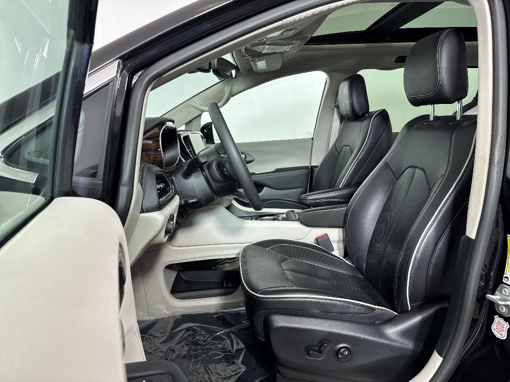 Used 2023 Brilliant Black Crystal Pearlcoat Chrysler Limited image 5