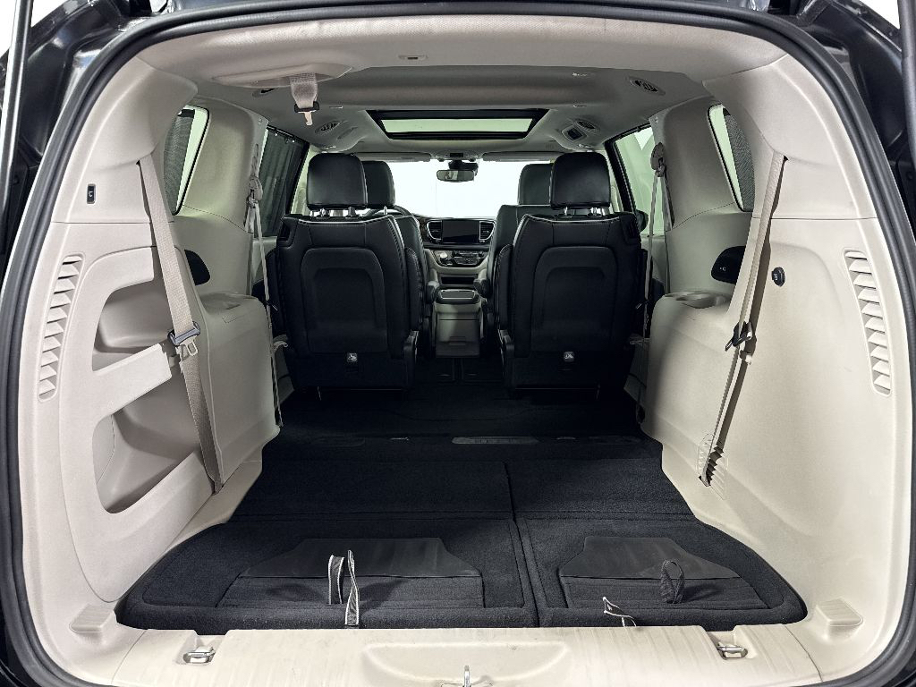 Used 2023 Brilliant Black Crystal Pearlcoat Chrysler Limited image 7