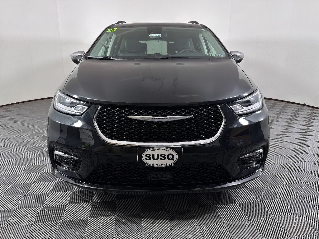 Used 2023 Brilliant Black Crystal Pearlcoat Chrysler Limited image 2