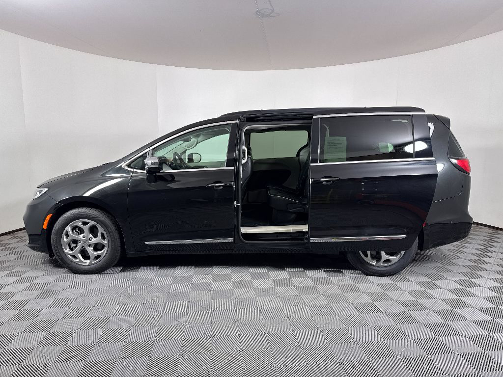 Used 2023 Brilliant Black Crystal Pearlcoat Chrysler Limited image 11