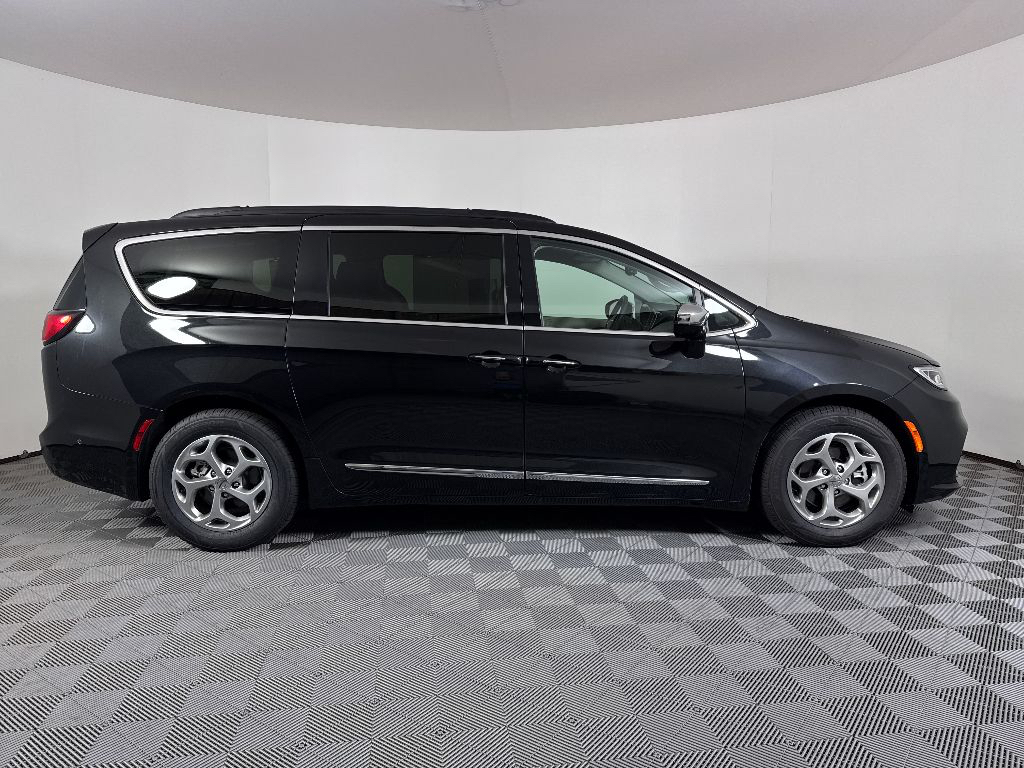 Used 2023 Brilliant Black Crystal Pearlcoat Chrysler Limited image 13