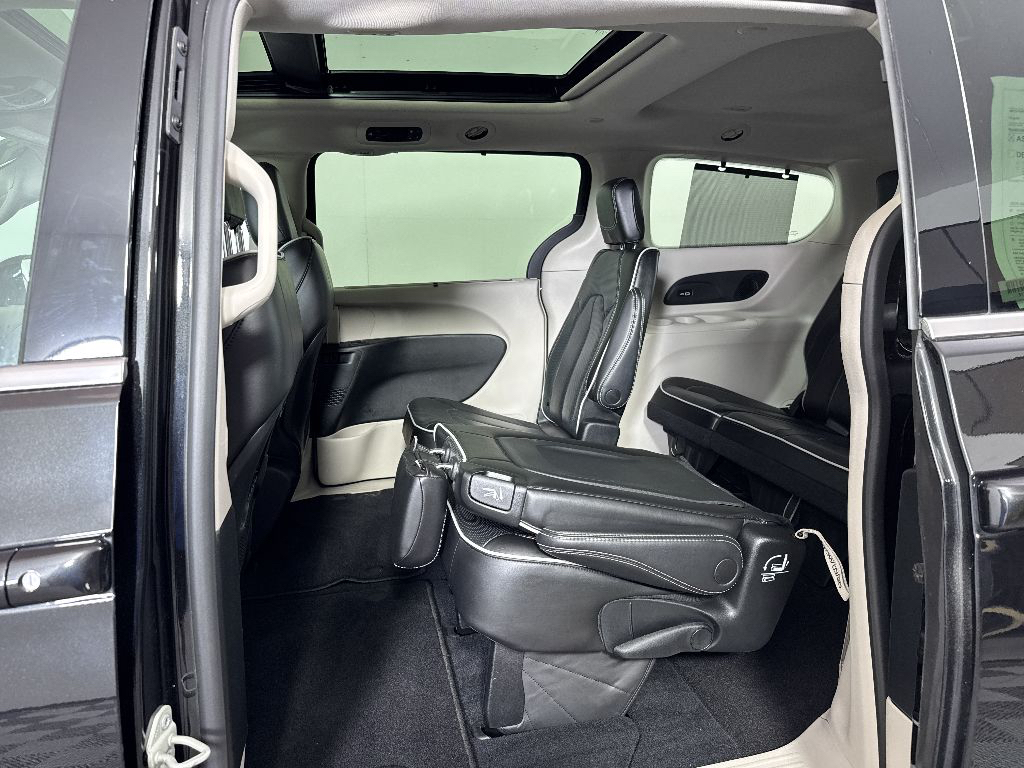 Used 2023 Brilliant Black Crystal Pearlcoat Chrysler Limited image 14