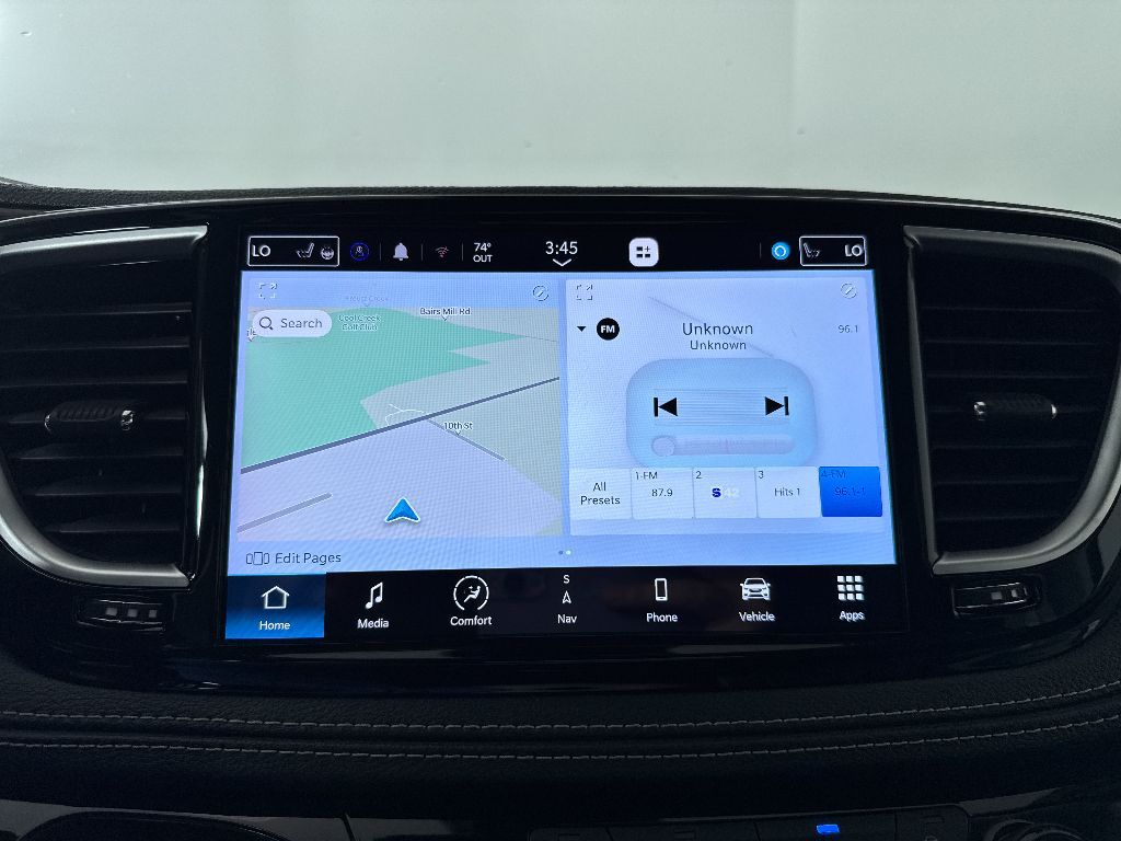 Used 2023 Brilliant Black Crystal Pearlcoat Chrysler Limited image 15