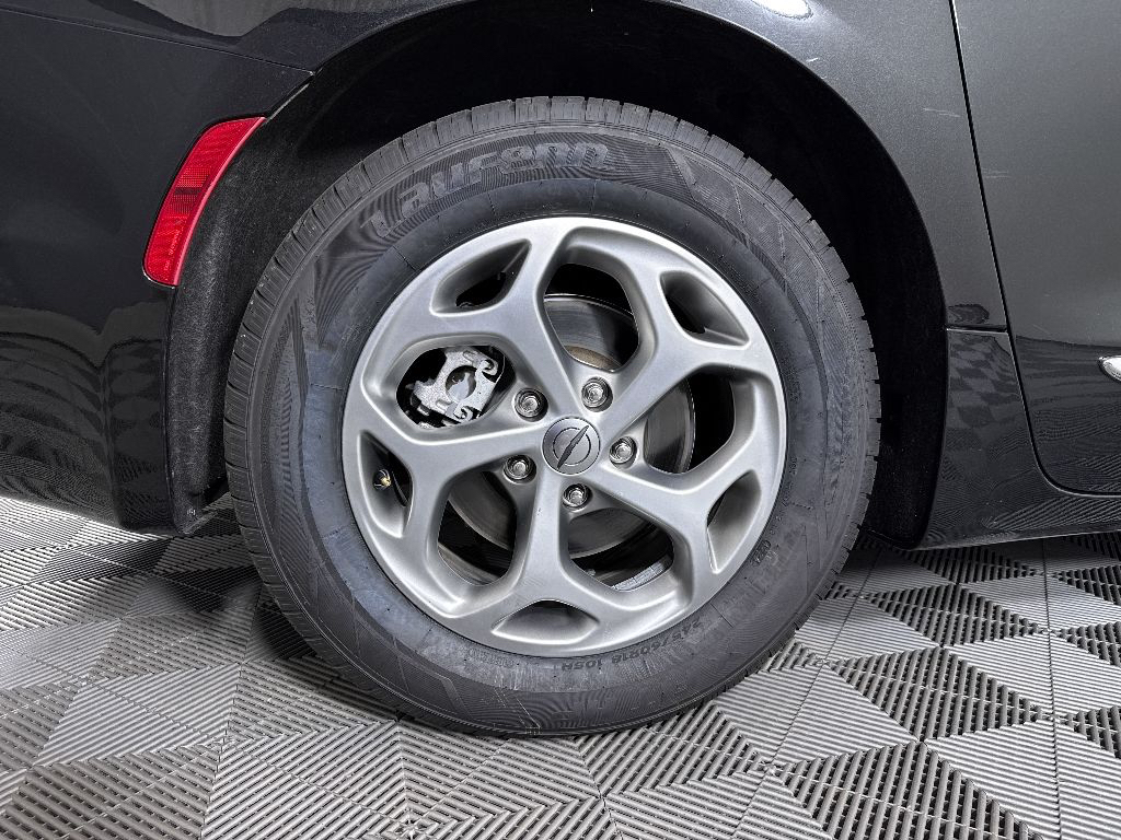 Used 2023 Brilliant Black Crystal Pearlcoat Chrysler Limited image 20