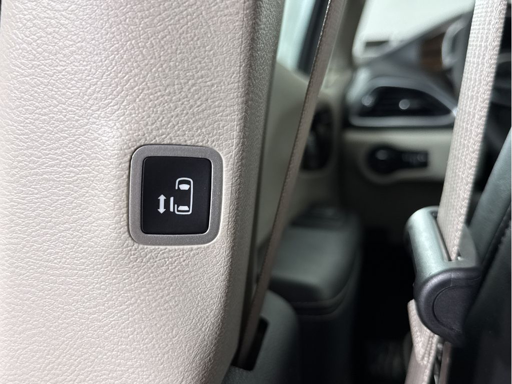 Used 2023 Brilliant Black Crystal Pearlcoat Chrysler Limited image 23