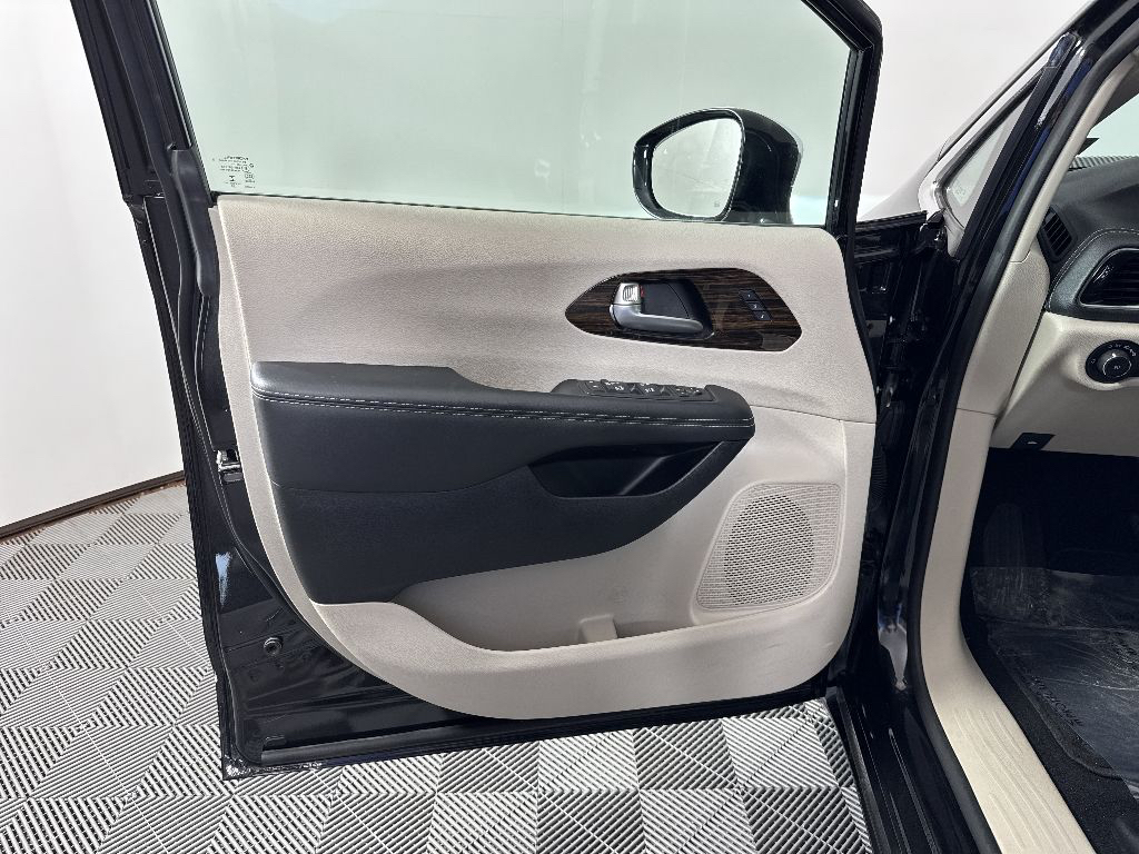 Used 2023 Brilliant Black Crystal Pearlcoat Chrysler Limited image 26