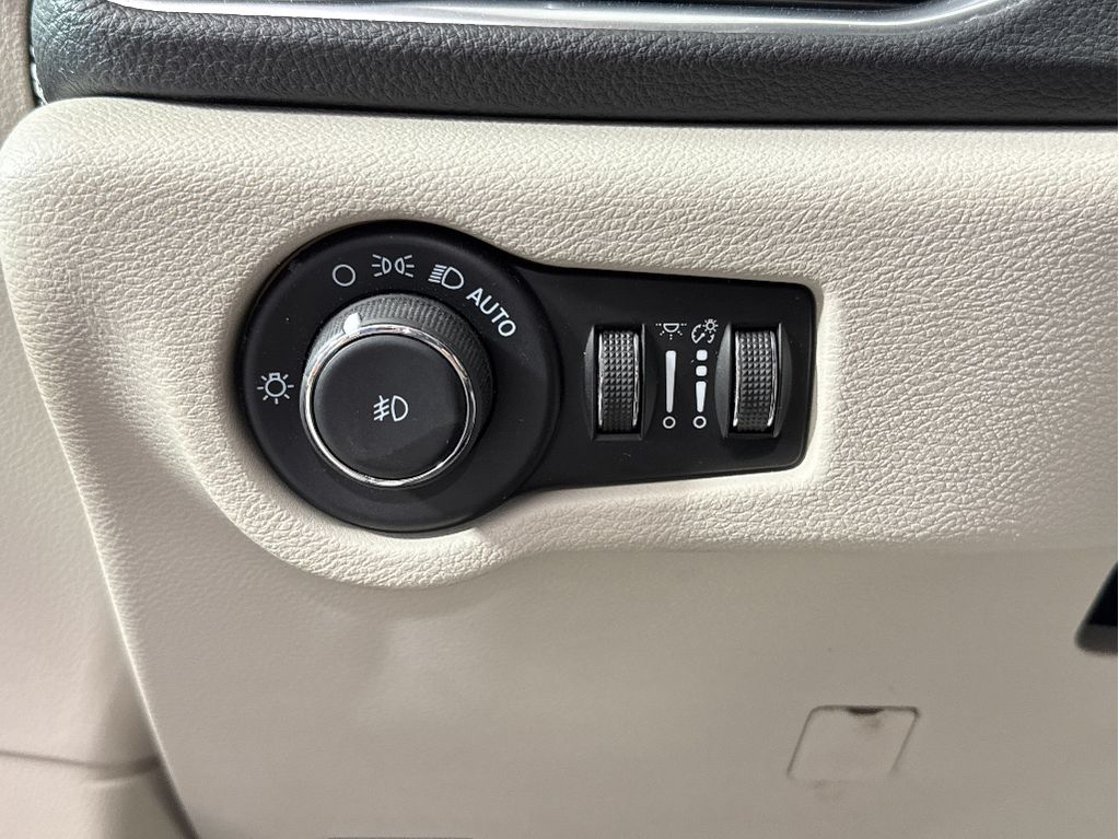 Used 2023 Brilliant Black Crystal Pearlcoat Chrysler Limited image 27