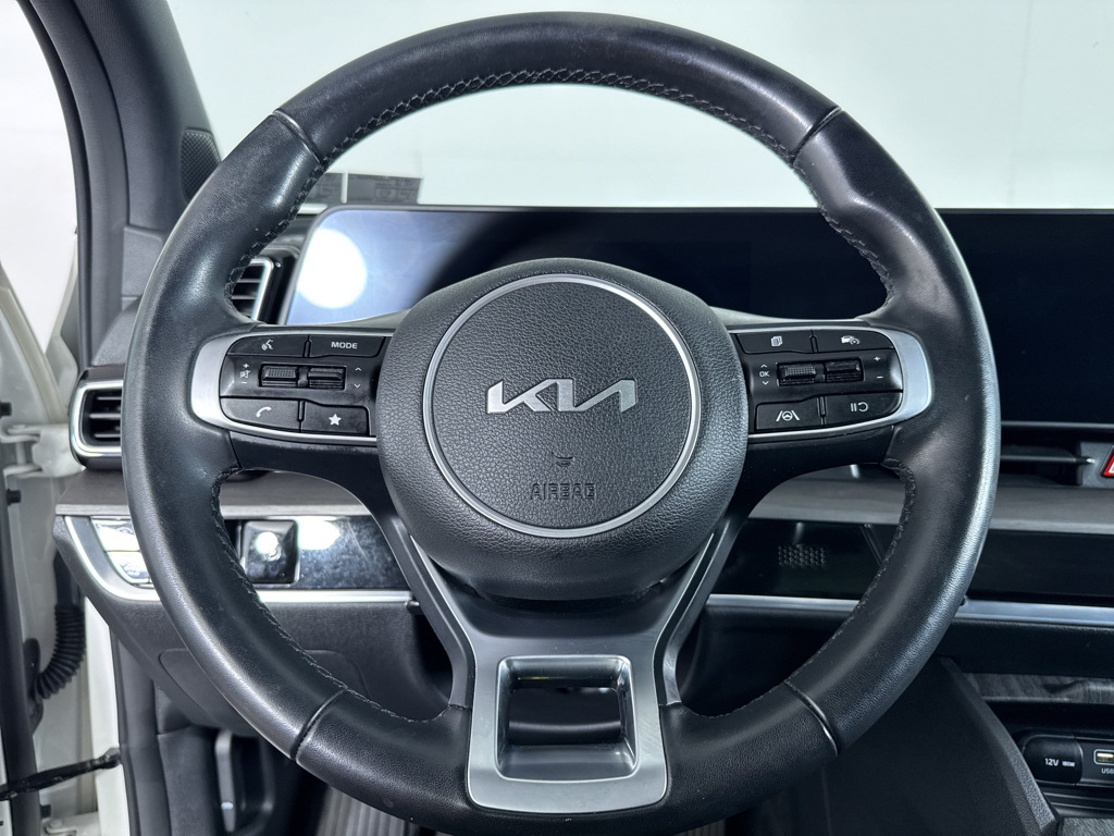 Used 2023 Snow White Pearl Kia X-Line image 22