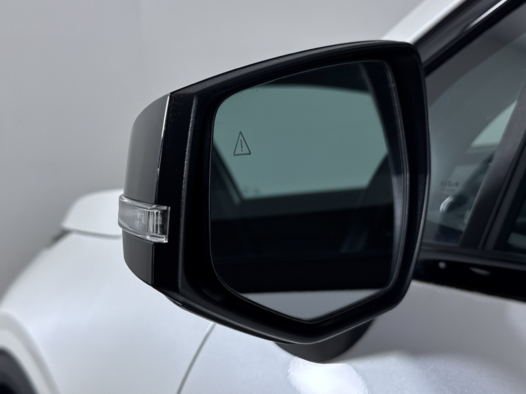 Used 2023 Snow White Pearl Kia X-Line image 26