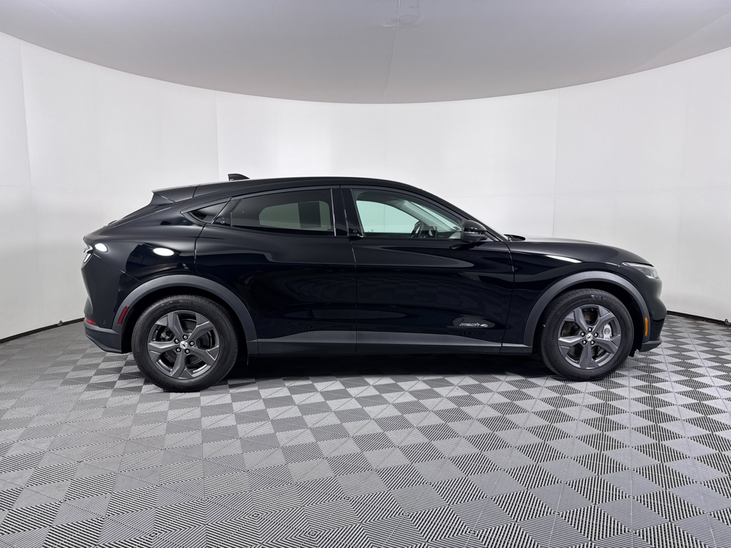 Used 2023 Black Ford Select image 16
