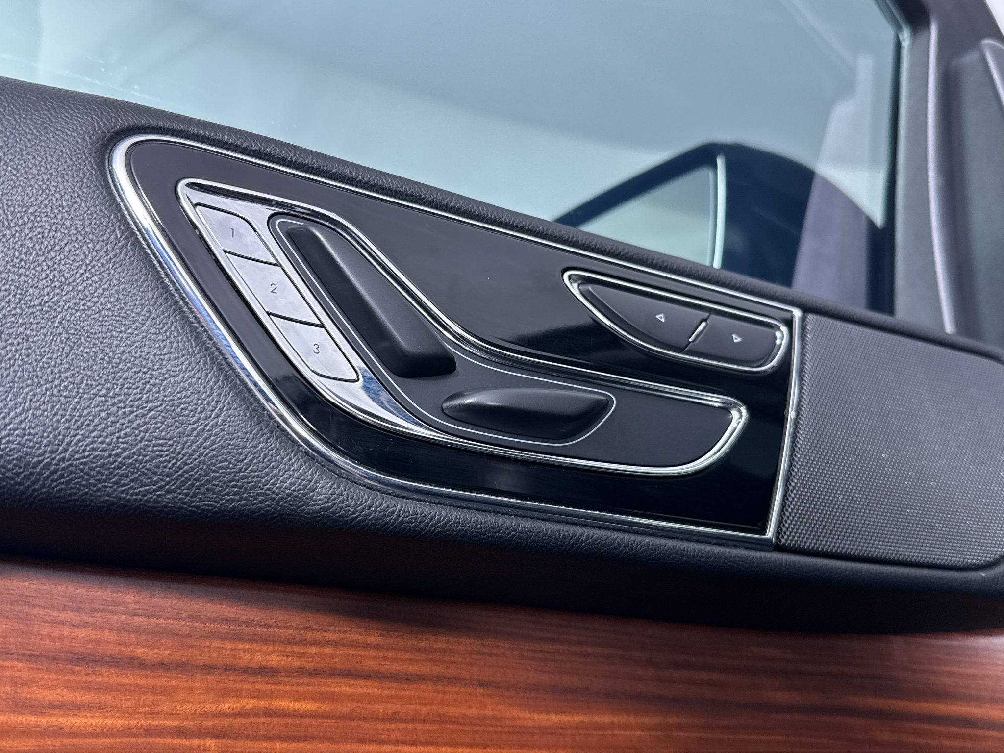 Used 2018 Black Velvet Lincoln Select image 28