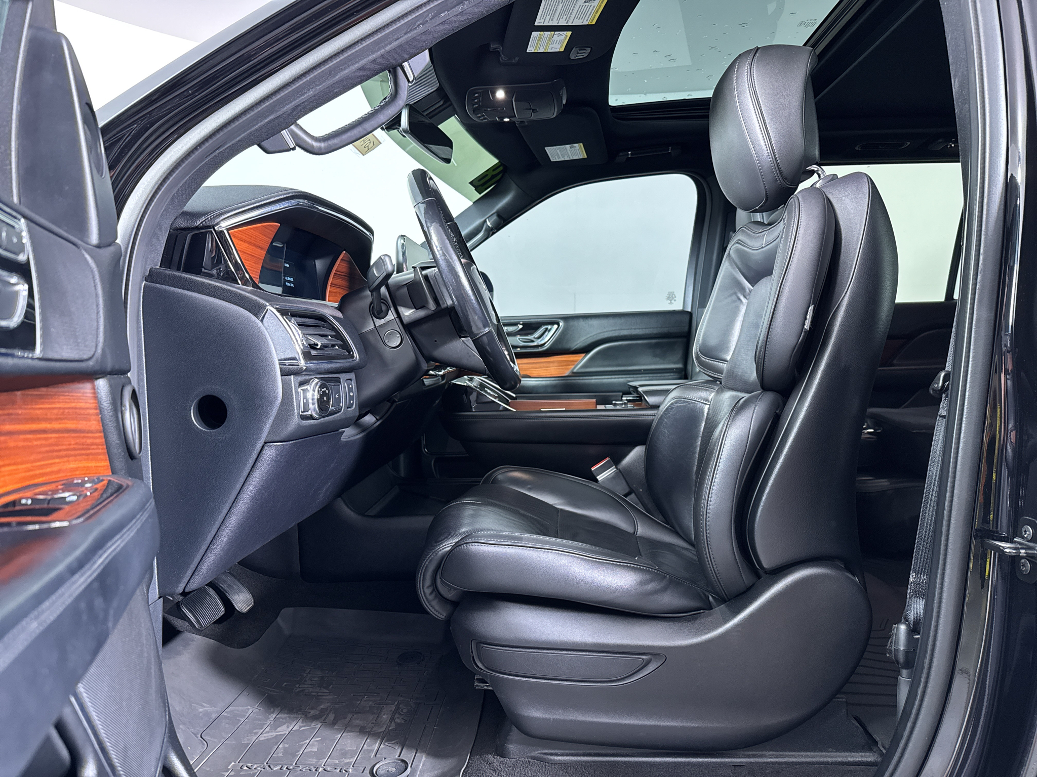 Used 2018 Black Velvet Lincoln Select image 6
