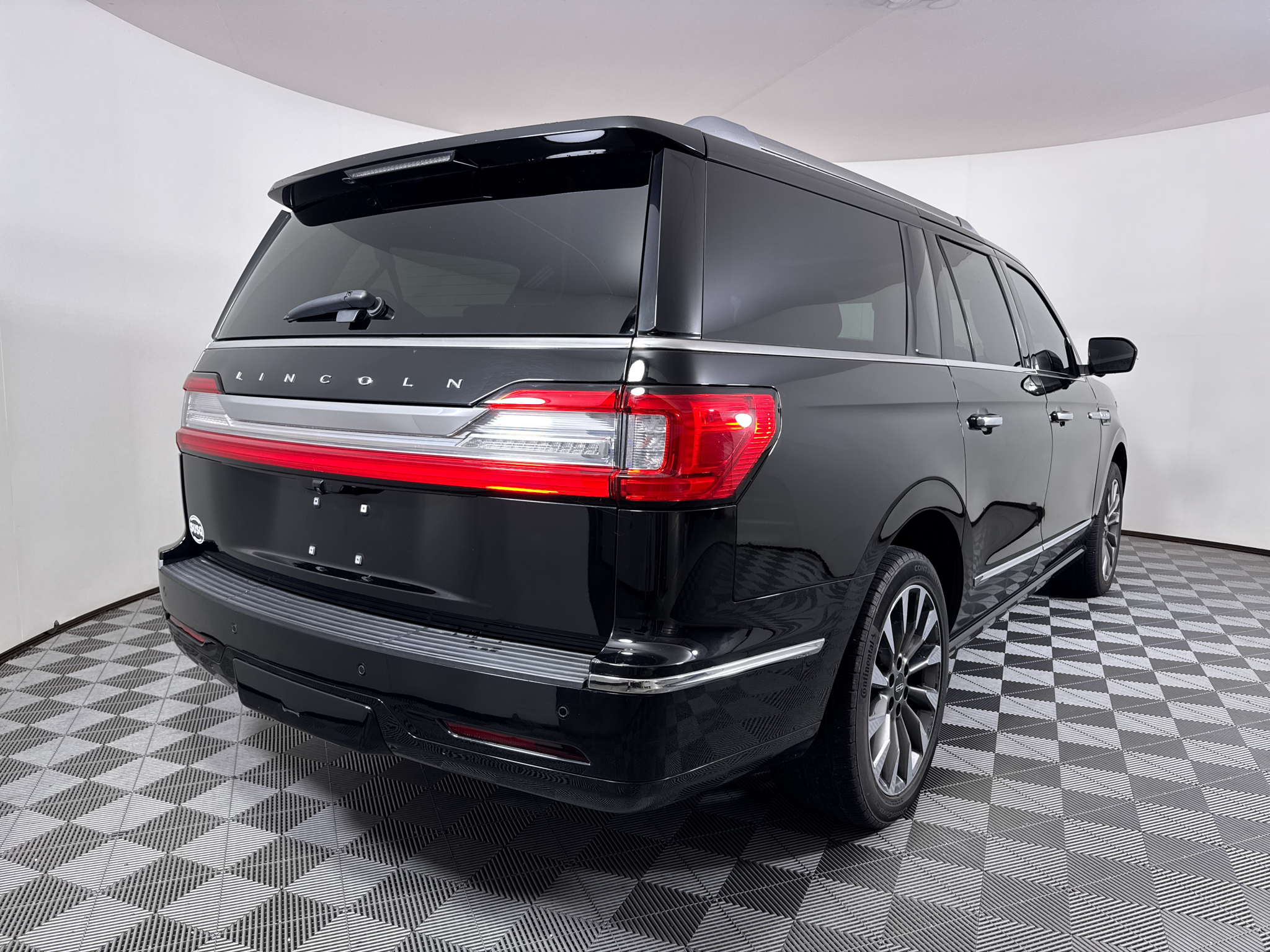 Used 2018 Black Velvet Lincoln Select image 19