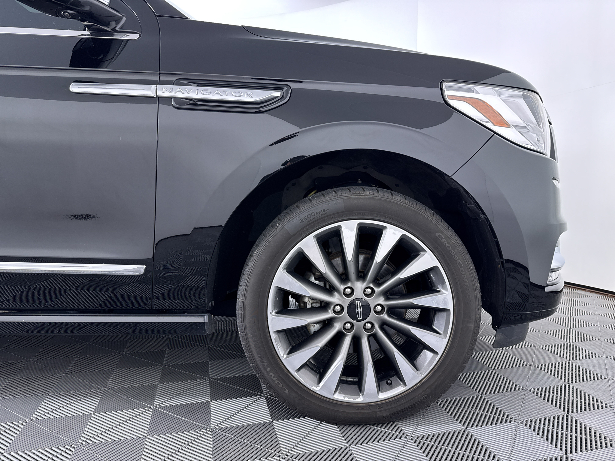 Used 2018 Black Velvet Lincoln Select image 20