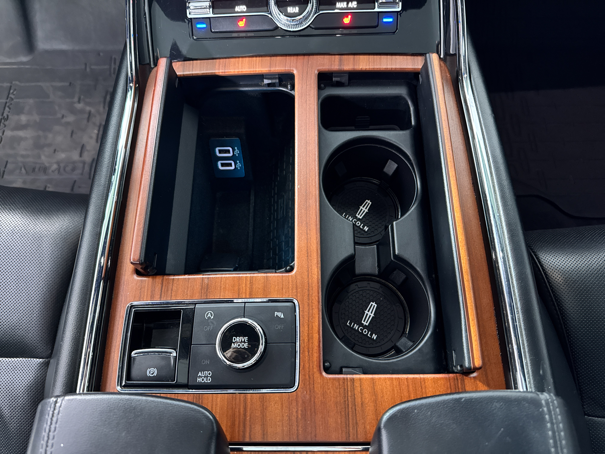 Used 2018 Black Velvet Lincoln Select image 32