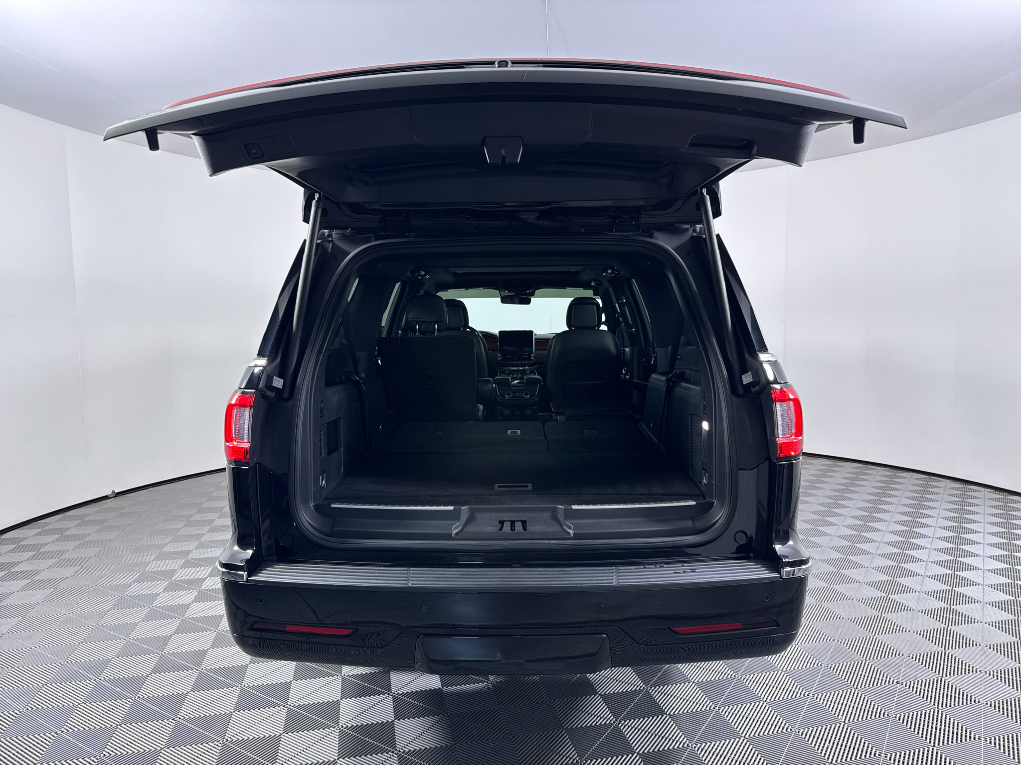Used 2018 Black Velvet Lincoln Select image 10