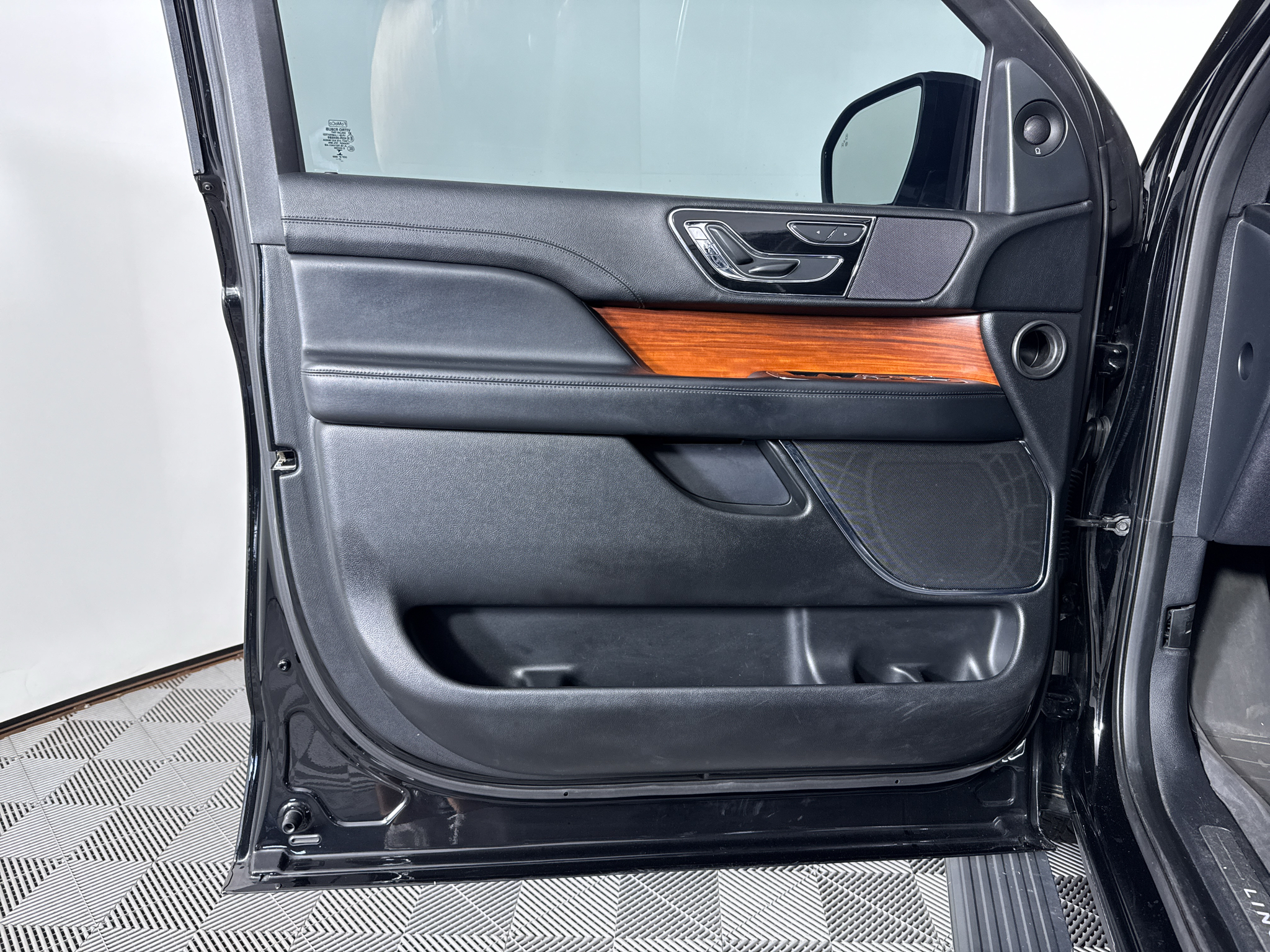 Used 2018 Black Velvet Lincoln Select image 27