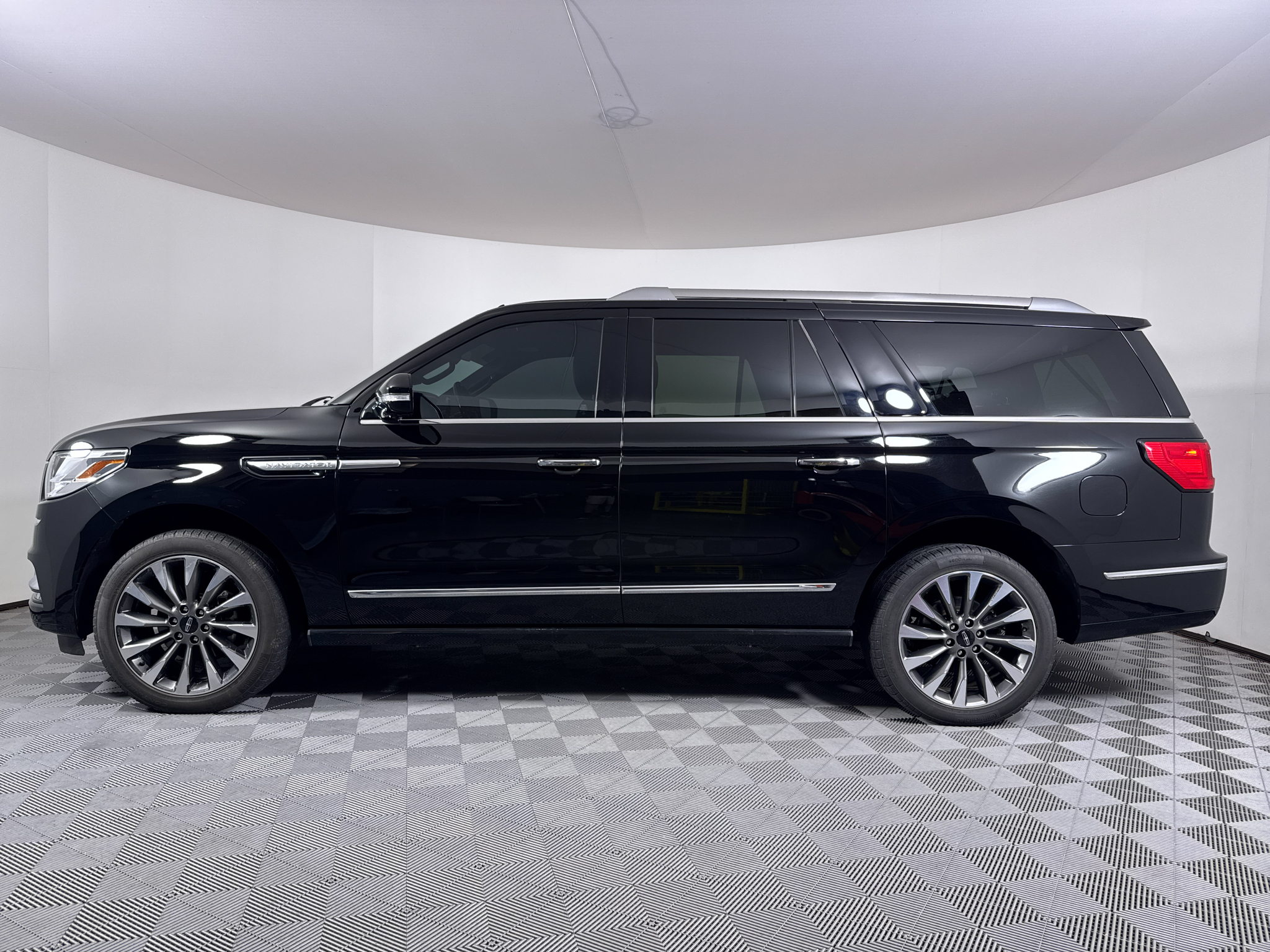 Used 2018 Black Velvet Lincoln Select image 13