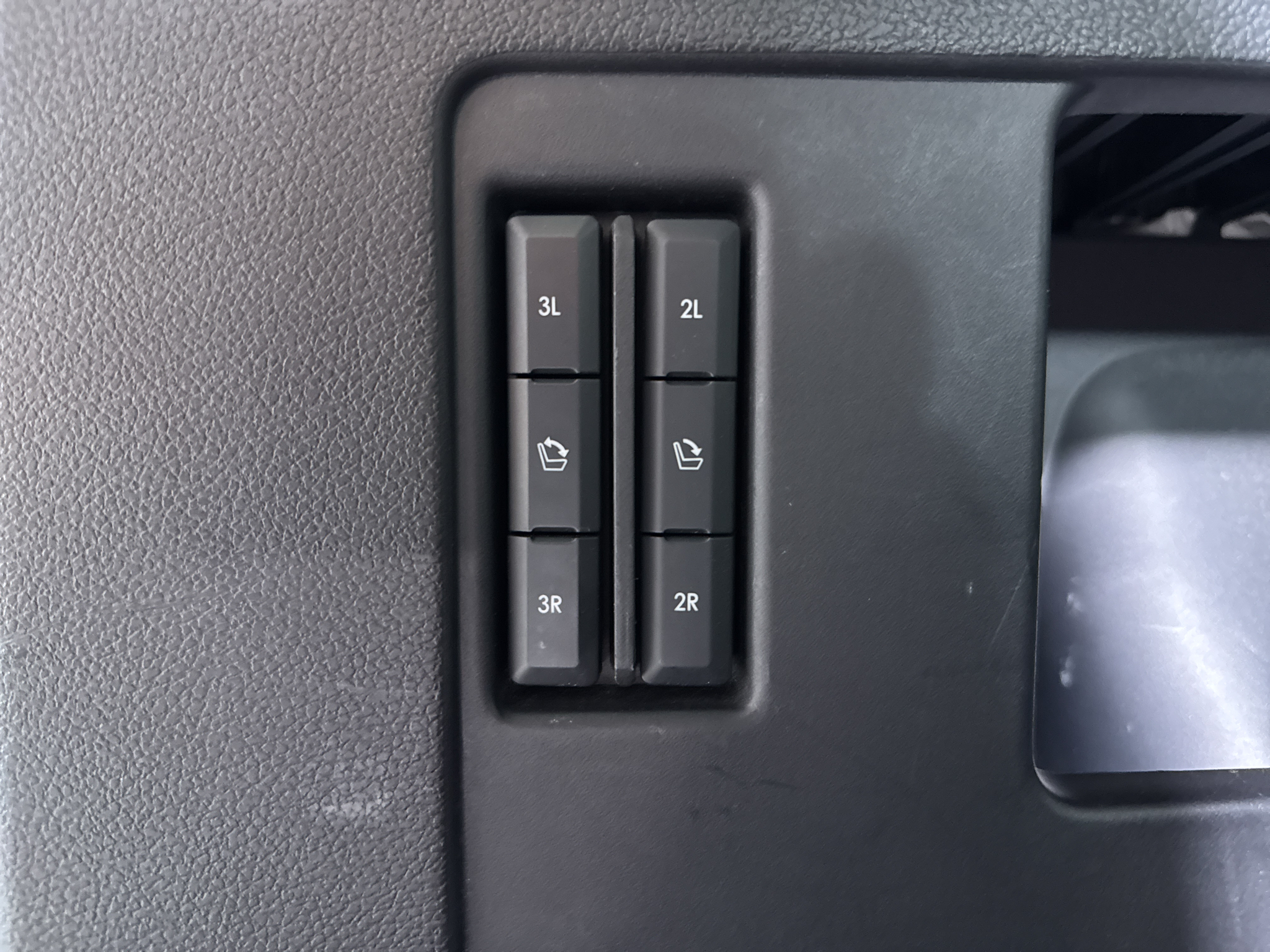 Used 2018 Black Velvet Lincoln Select image 9
