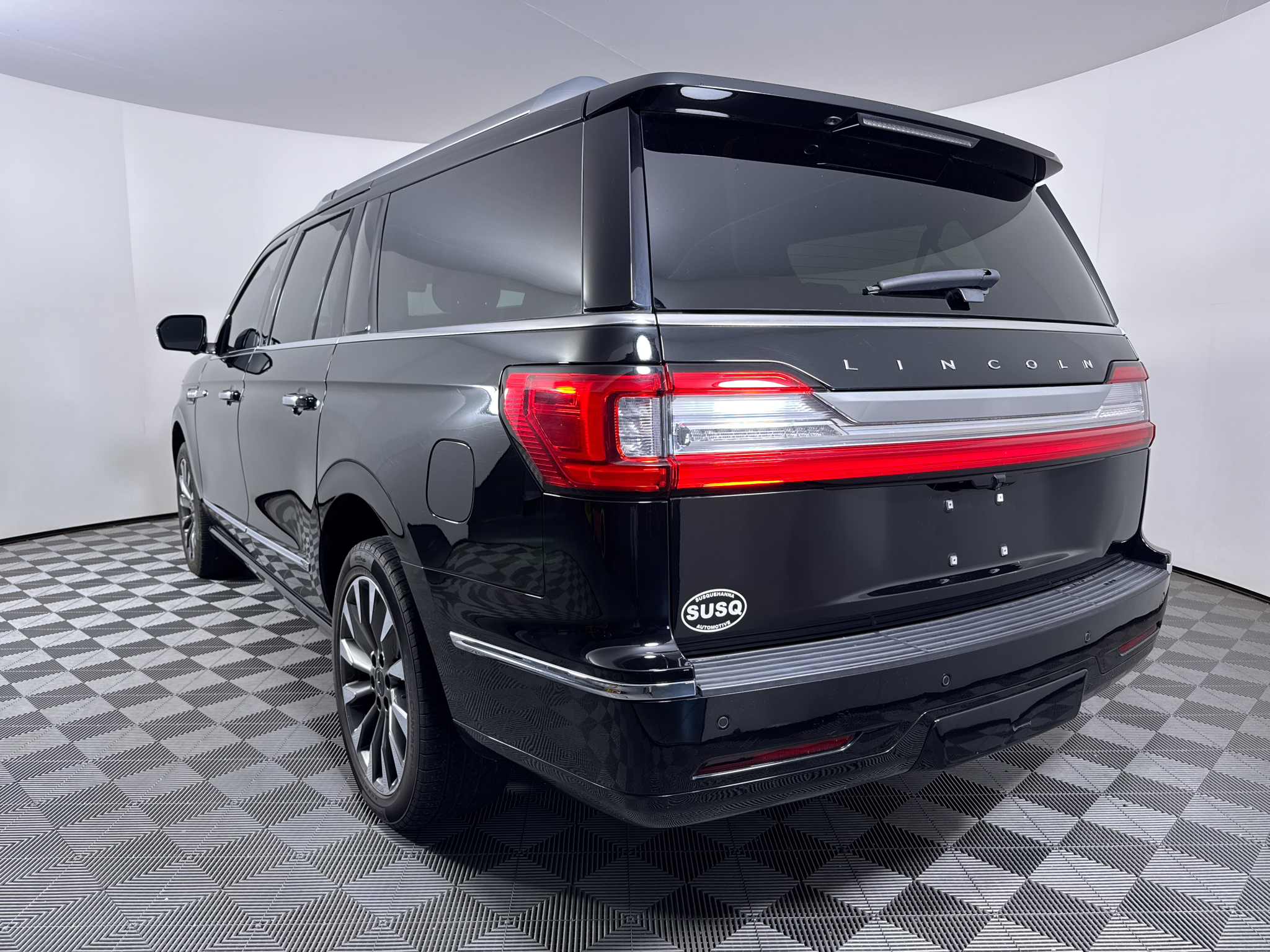 Used 2018 Black Velvet Lincoln Select image 18