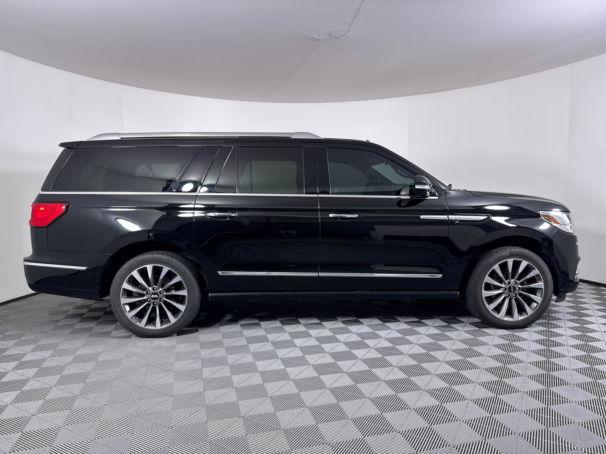 Used 2018 Black Velvet Lincoln Select image 14