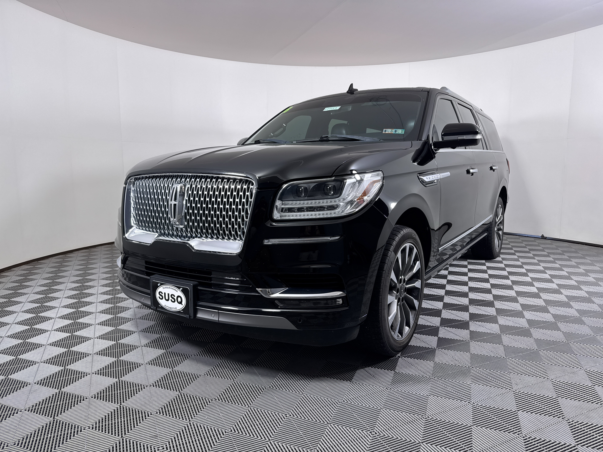 Used 2018 Black Velvet Lincoln Select image 17